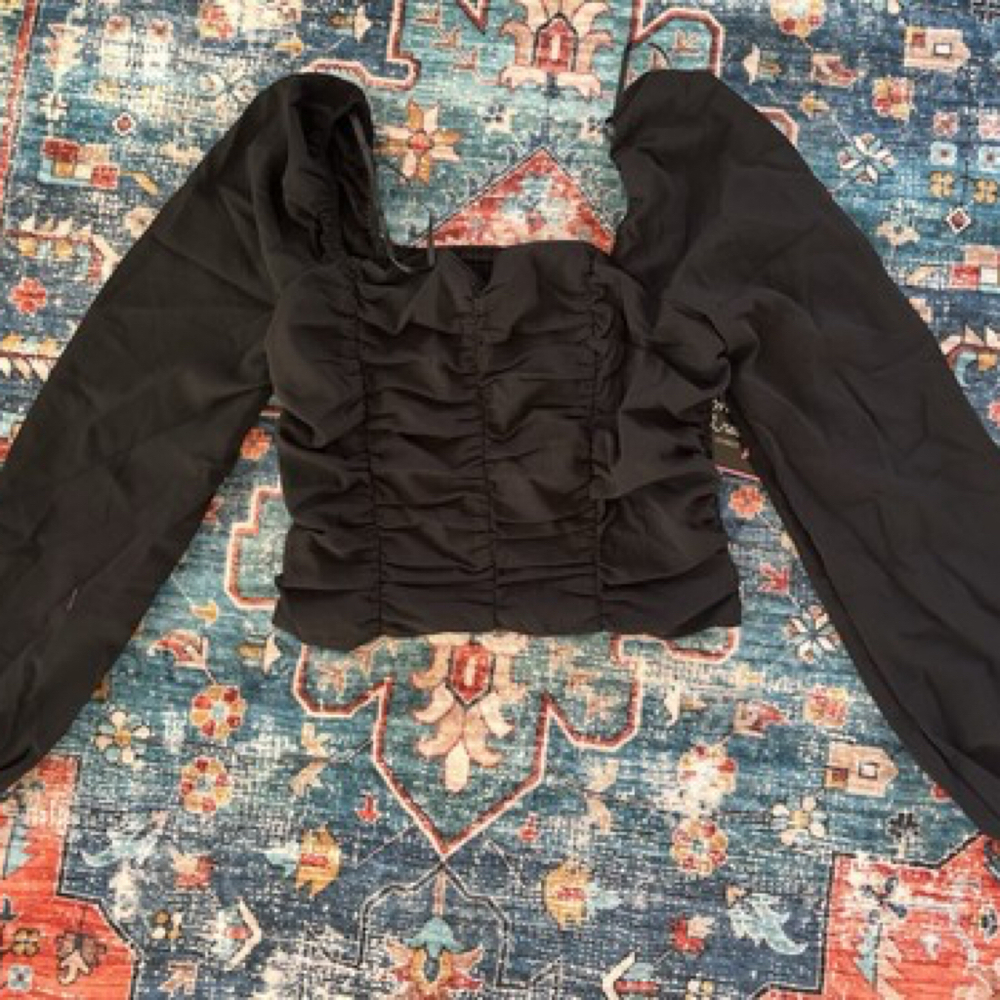 Women’s Longsleeve Crop Top Size Medium